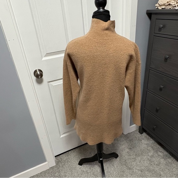 Aritzia - Babaton Sweater - Picture 2 of 8